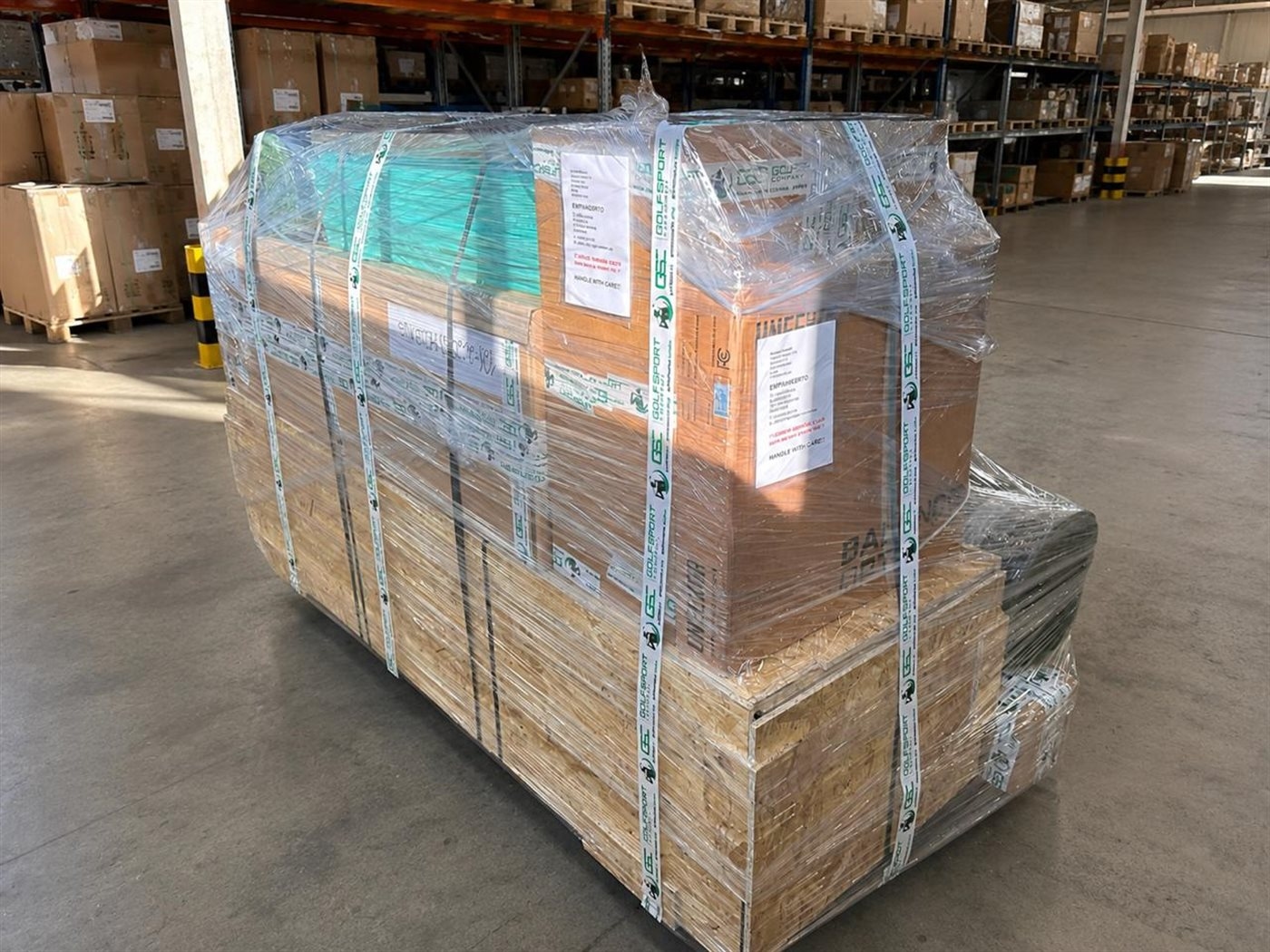 Komponenten eines GSK Elite Setups auf der Lieferpalette